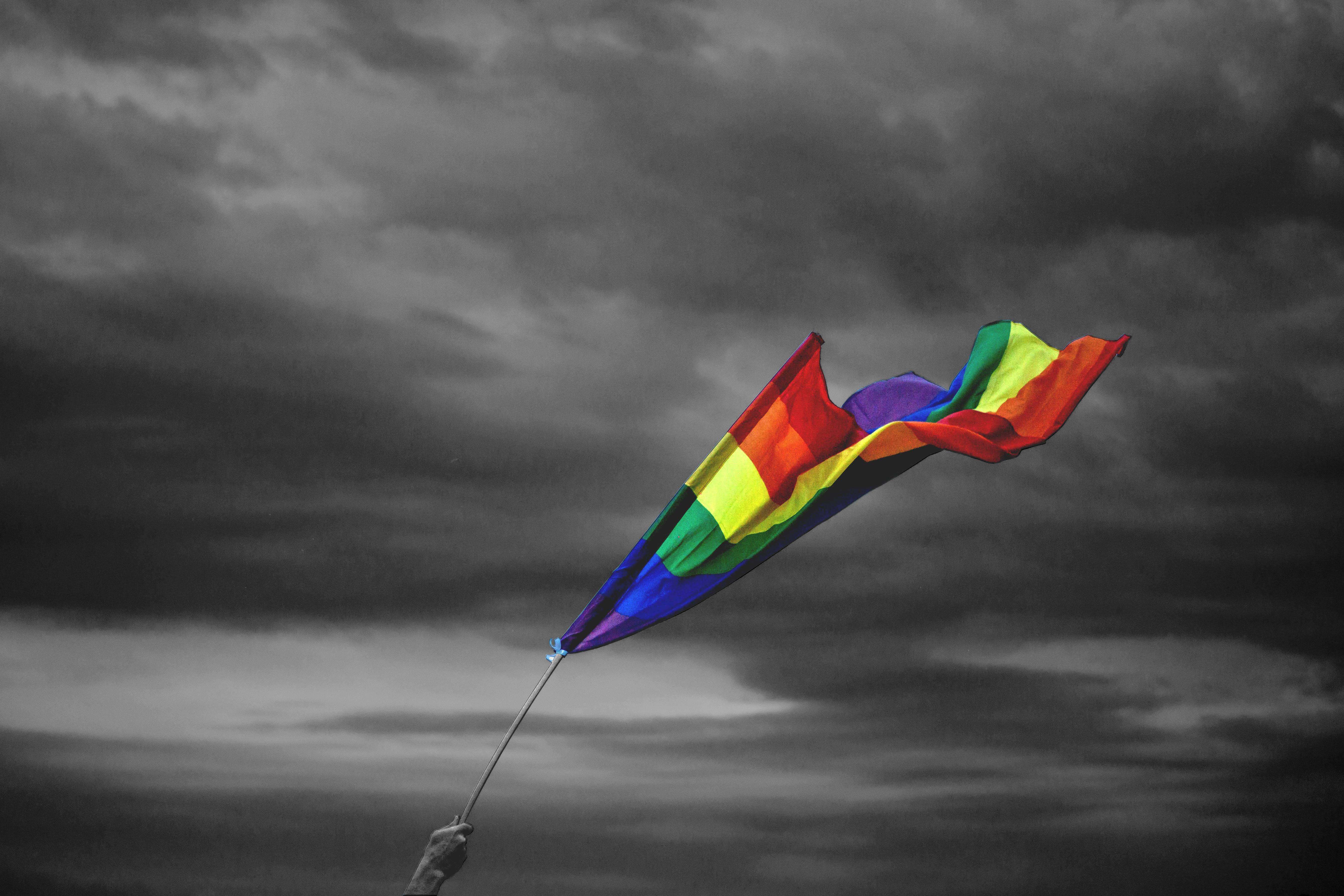 Prideflagga mot mörkgrå himmel