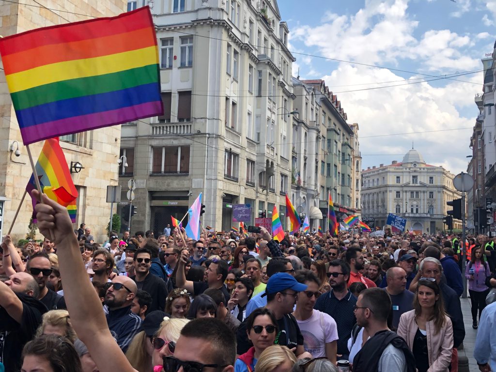 Sarajevo Pride med regnbågsflaggor