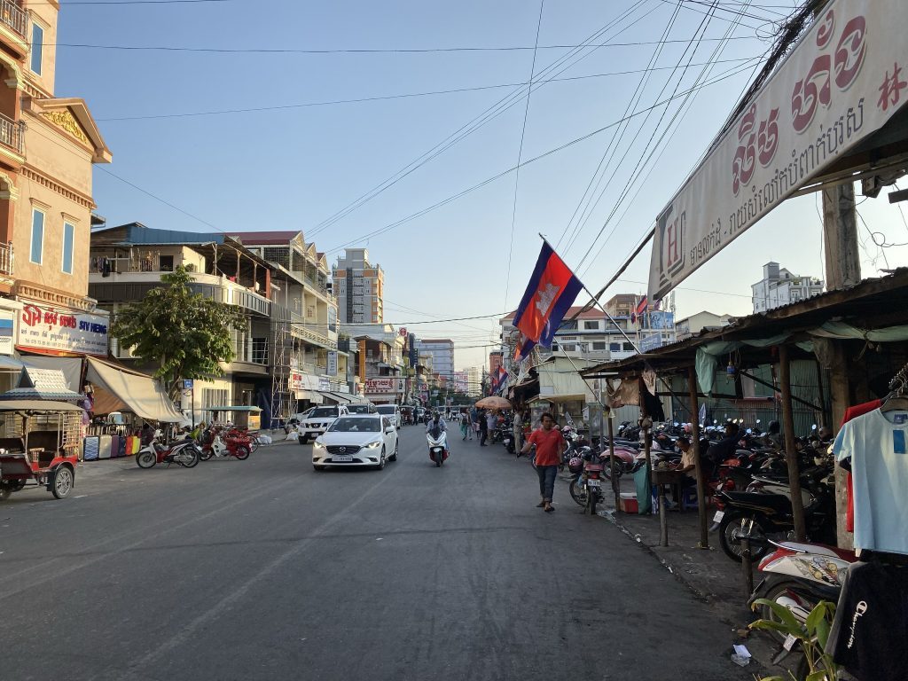 Trafikerad gata i Kambodja