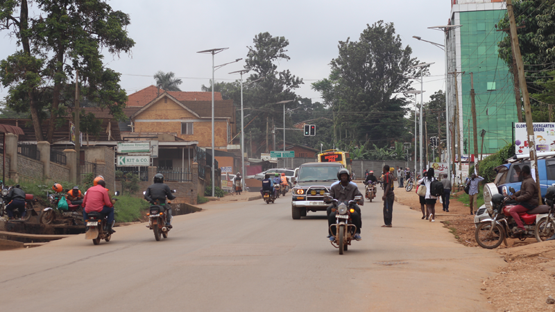 Trafikerad gata i Kampala, Uganda
