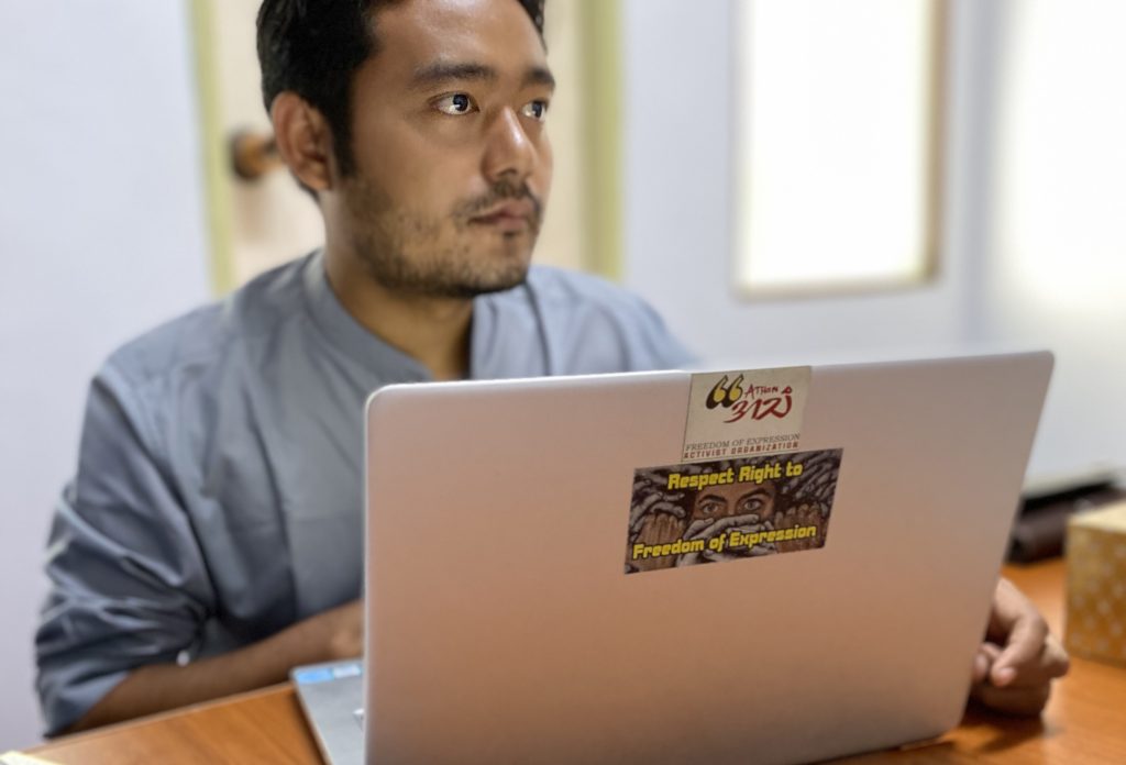 Maung Saungkha framför sin dator.