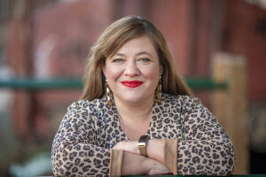 Hanna Gerdes, ordförande Civil Rights Defenders sitter vid ett bord.