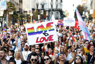 Glada pridedemonstranter med loveflaggan högt i Belgrad