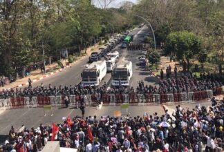 Protester och barrikader i Yangoon