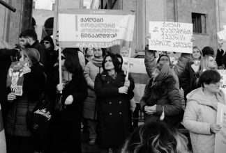 Georgiska kvinnor protesterar mot återinförande av kritiserad lag