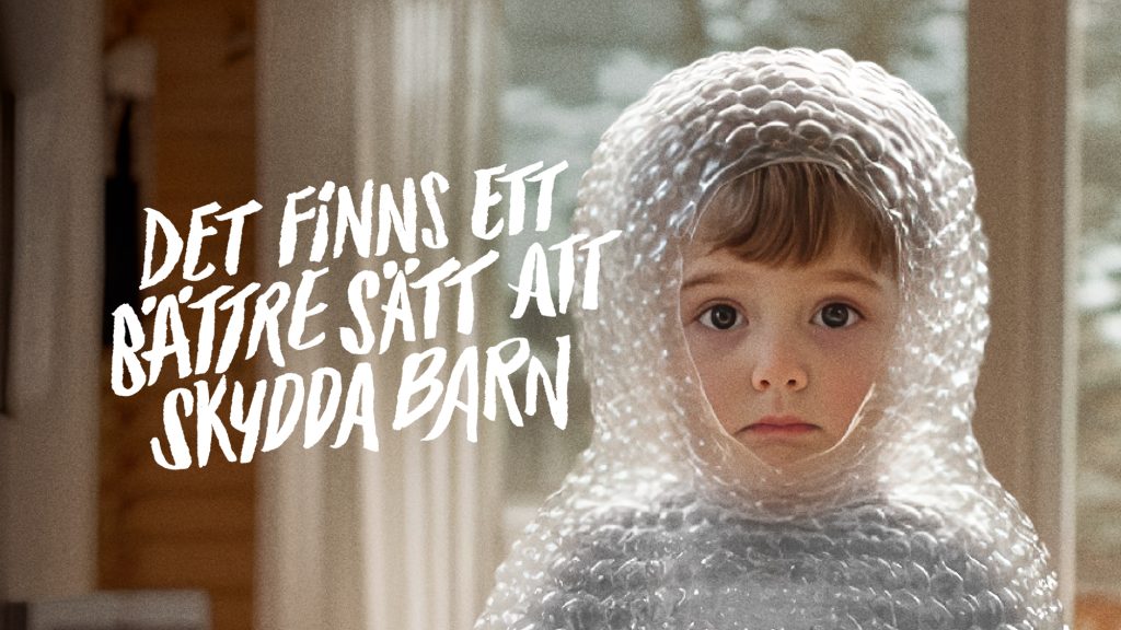 Ett barn insvept i bubbelplast med hål där ansiktet sticker ut. Ser lite uppgiven ut och trött ut på säkerhetsmetoderna. Texten "Det finns ett bättre sätt att skydda barn."