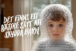Ett barn insvept i bubbelplast med hål där ansiktet sticker ut. Ser lite uppgiven ut och trött ut på säkerhetsmetoderna. Texten 