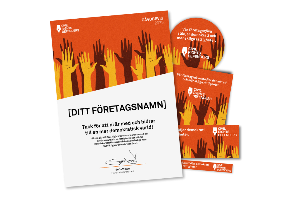 Samlingsbild på företagspaket 2025 med gåvobevis, banners och annat material som ligger i en hög.