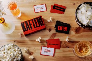 Spelet Käften ligger på ett träbord.