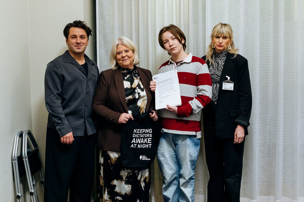 Trond Scholtens Pennanen och Sofia Walan lämnar över namnunderskrifter till socialtjänstminister Camilla Waltersson Grönvall. Med på bilden är även Dejan Bojanovic från Rädda Barnens Ungdomsförbund.