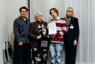 Trond Scholtens Pennanen och Sofia Walan lämnar över namnunderskrifter till socialtjänstminister Camilla Waltersson Grönvall. Med på bilden är även Dejan Bojanovic från Rädda Barnens Ungdomsförbund.