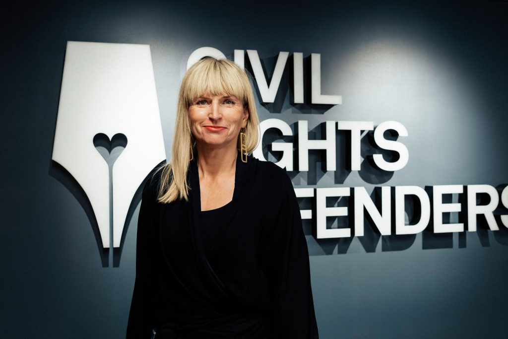 Sofia ler och står framför Civil Rights Defenders logotyp.