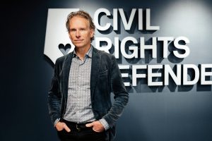 John Stauffer står framför en vägg med Civil Rights Defenders logotyp.