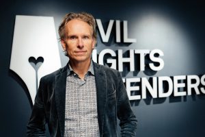 John Stauffer står framför en vägg med Civil Rights Defenders logotyp.
