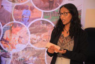 Close-up picture of a young woman explaining something