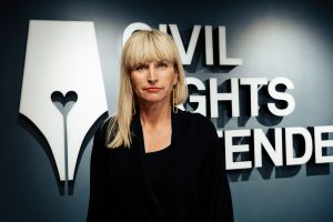 Sofia Walan står framför en vägg med Civil Rights Defenders logotyp.
