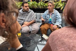 Två workshopdeltagare pratar med varandra