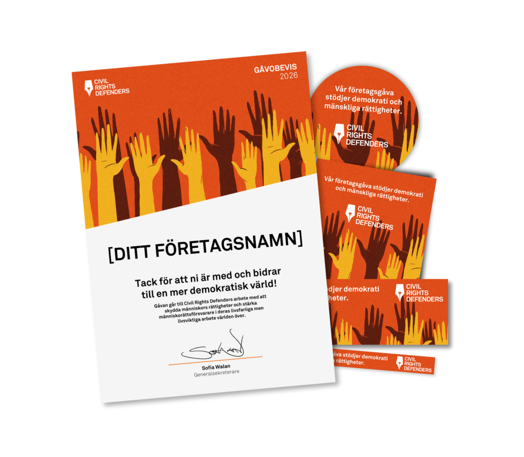 Samlingsbild på företagspaket 2025 med gåvobevis, banners och annat material som ligger i en hög.