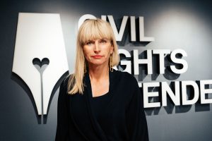 Sofia Walan står framför en vägg med Civil Rights Defenders logotyp.