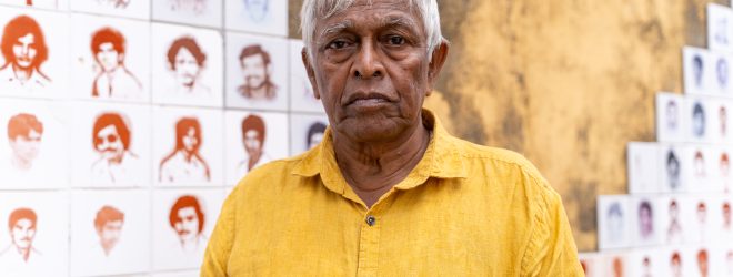 Brito Fernando framför ett monument med hundratals porträtt av ofrivilligt försvunna i Seeduwa utanför Colombo. Foto: Forum för levande historia/Splendid