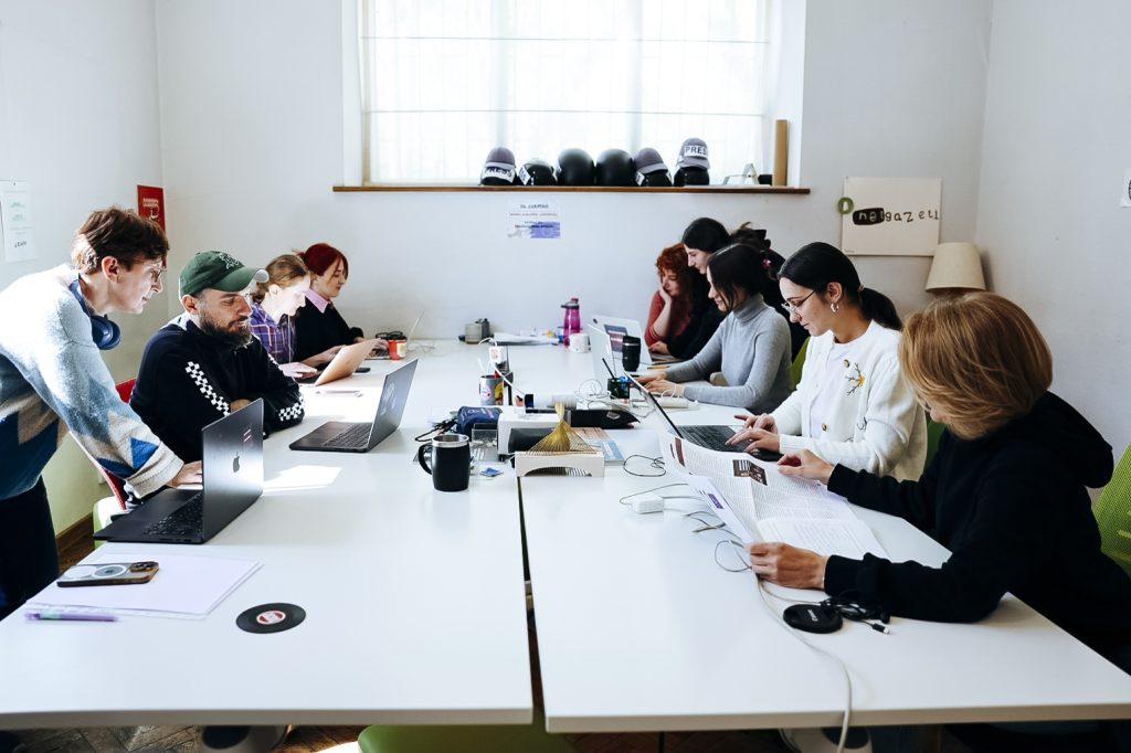 Netgazeti news room.