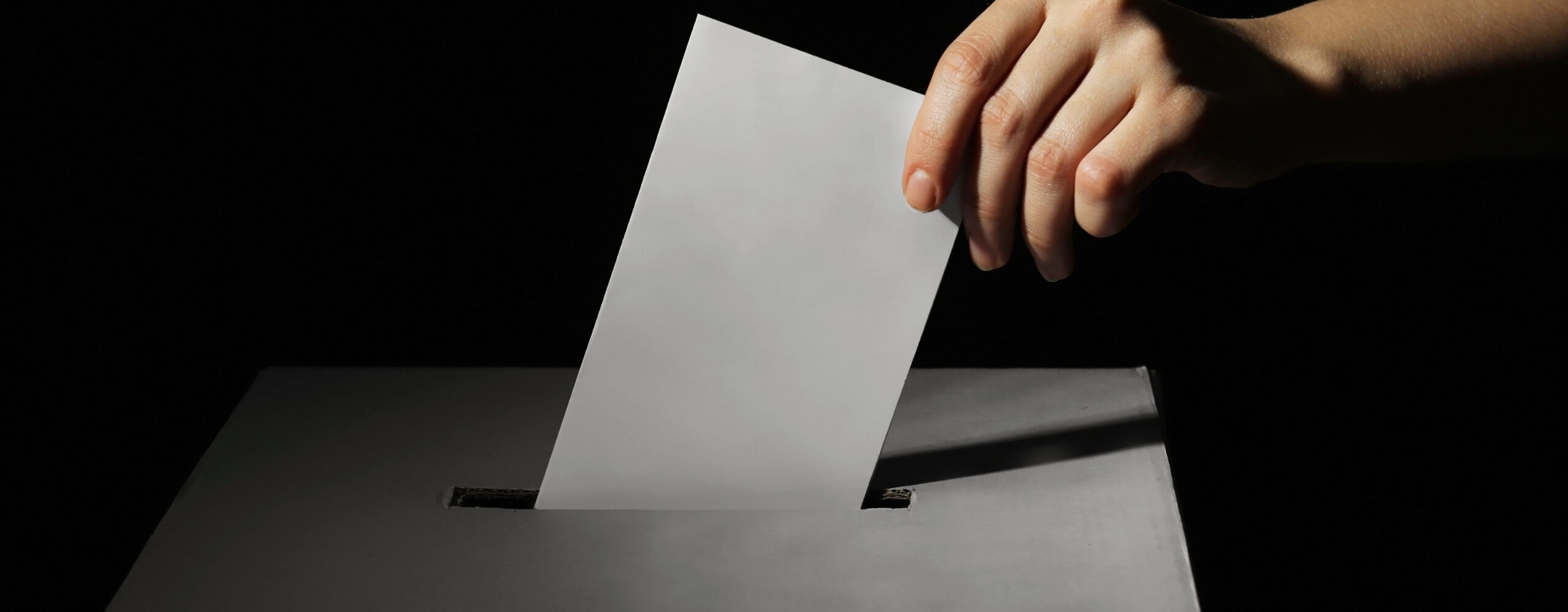 Valet 2026 – en hand som lägger ett valkuvert i en låda.